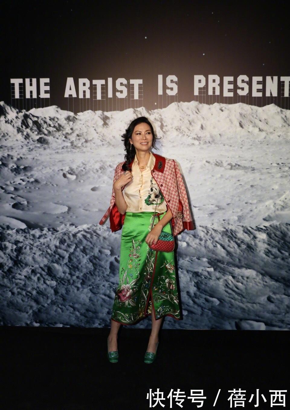 卷发|邓文迪换了个卷发洋气太多,穿亮片连衣裙真美,好身材大婶辈少见