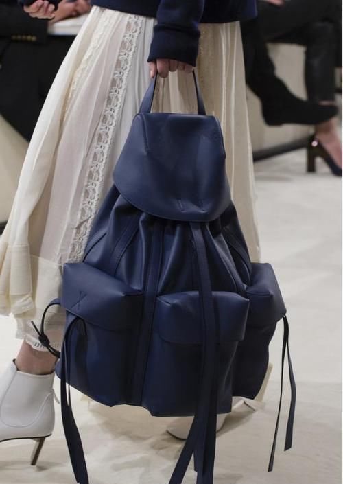 找回童年的天真无邪,背双肩包出门就对了,实用又时髦