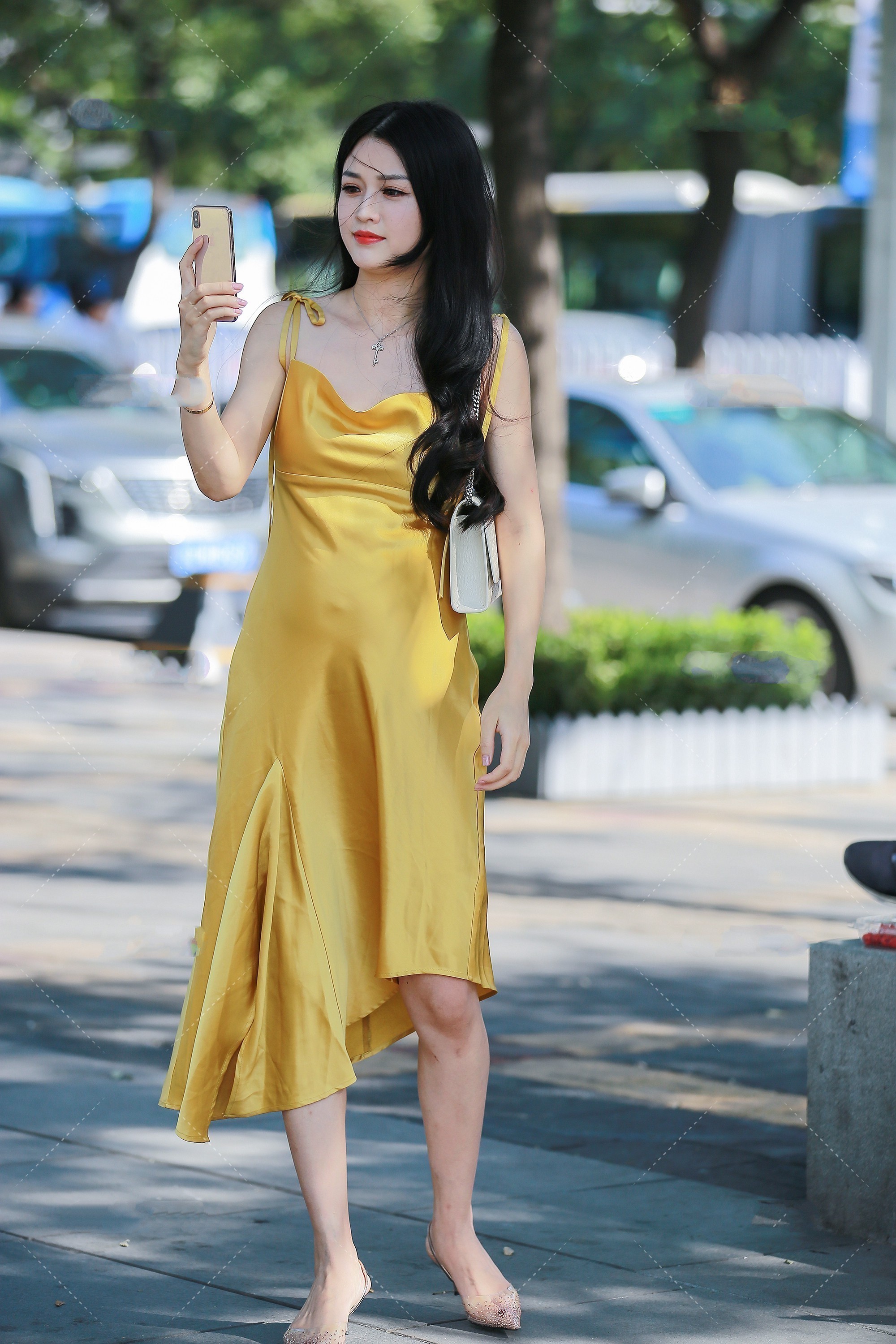 黄色 连衣裙穿上很显气质, 黄色连衣裙显得皮肤白到发光