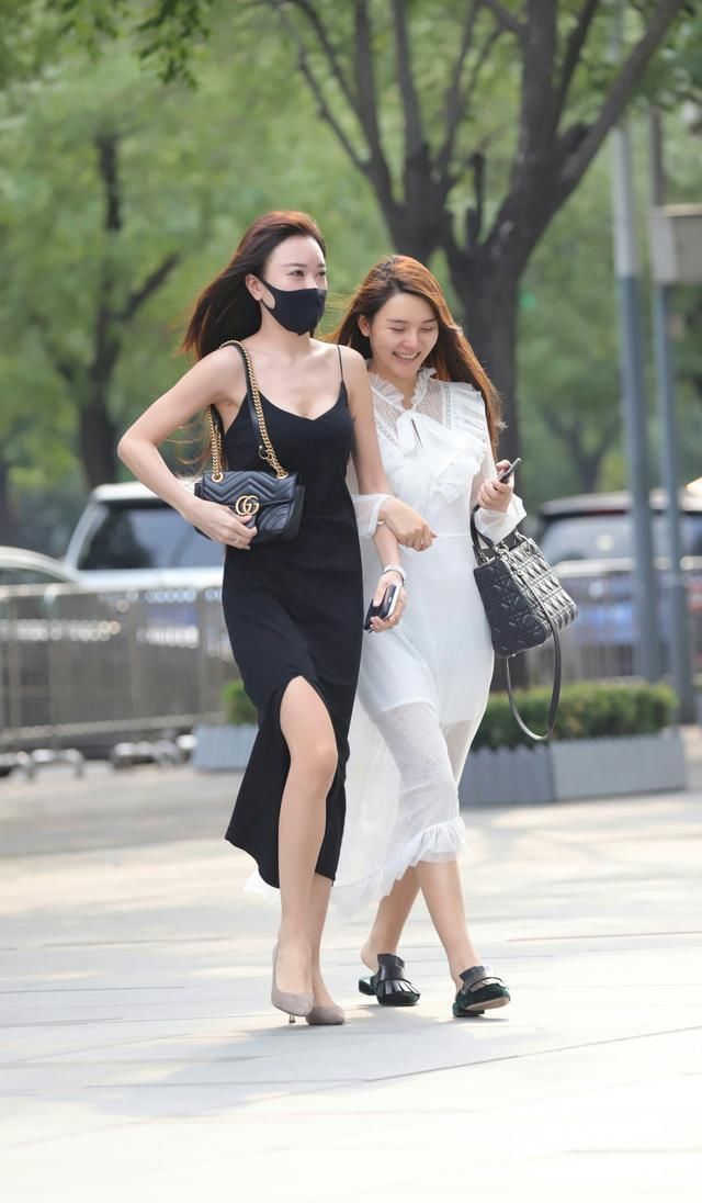 街拍穿蓝色薄纱裙的性感靓丽女孩，显得妩媚又动人