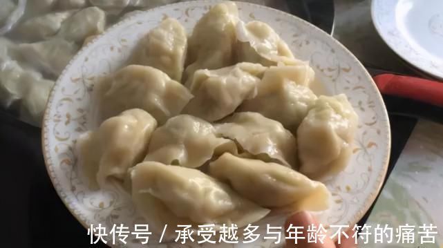 调饺子馅时,放酱油就是大错特错,如此做,饺子又香又好吃!