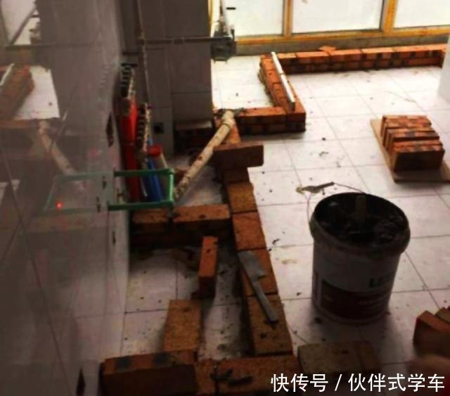 儿媳|老瓦工非用“土砖”做整体厨房,儿媳一脸嫌弃!完工后才知高档货!