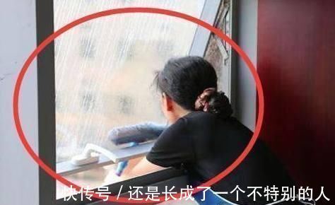 玻璃|家里玻璃不要再天天擦了，老保姆教你一招，一年不擦也很干净