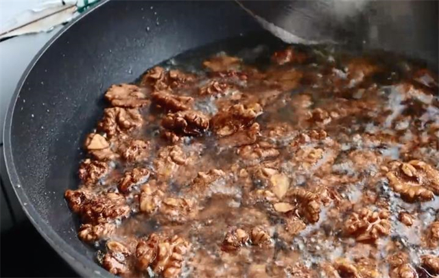 核桃仁|想吃琥珀核桃不用出去买,手把手教你在家做,香甜又酥脆