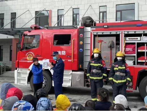 徐艳|高新区消防救援大队消防员开着消防车来到幼儿园