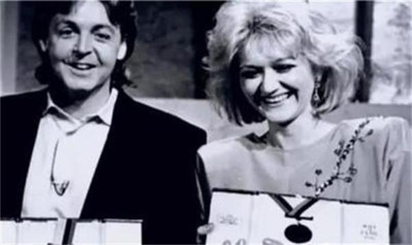 奇迹$22岁空姐从万米高空坠落,奇迹生还创吉尼斯纪录,却内疚一生