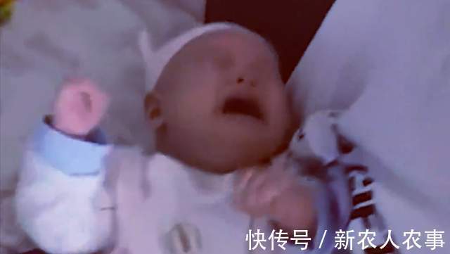 妈妈带|奶爸抱着孩子看邻居美女跳舞,妈妈生气把娃抱走,宝宝的反应亮了