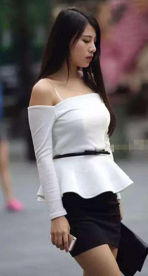  美女|美女穿搭：白色雪纺上衣搭配黑色短裙， 明艳端庄， 潇洒自信