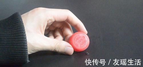 吸盘挂钩上粘个瓶盖真厉害, 一年能省下不少钱, 早点知道就好了