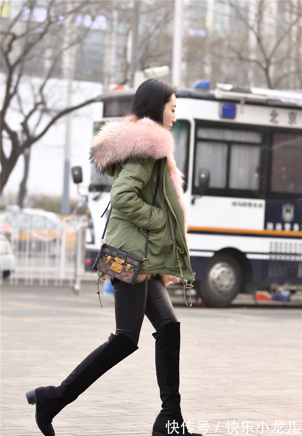 过膝长靴 黑色皮裤搭配过膝长靴,要是高跟款式会更好,衬托身材高挑