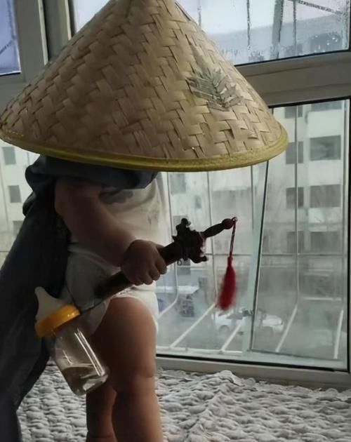 宝妈|“尿不湿”大侠走红,网友:本想仗剑走天下,奈何奶瓶放不下