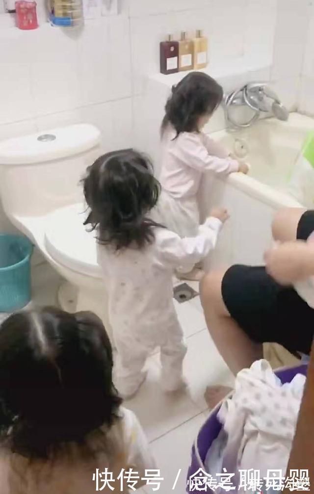 爸爸|爸爸给三胞胎宝宝洗澡,经常弄混,想出的办法笑翻网友:财大气粗