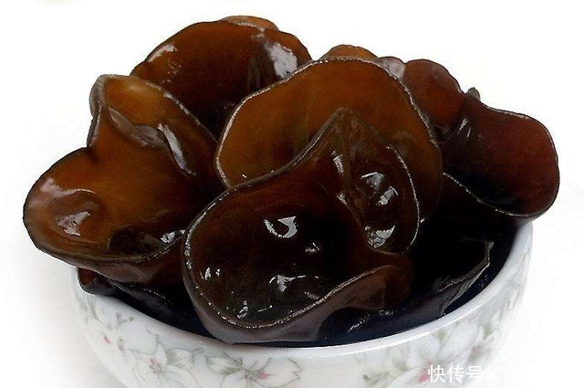 泡木耳不要只用水,学会这一招,1分钟就能泡发,木耳又大又软