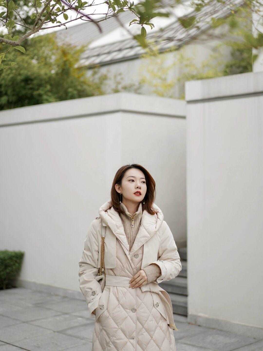 米黄色|长款羽绒服搭什么最好看?码住这三件,每天上街美的都不重样