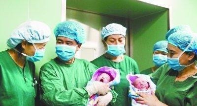 龙凤胎|孕妈产下一对龙凤胎,全家还沉浸在喜悦里,不料医生“多了句嘴”!