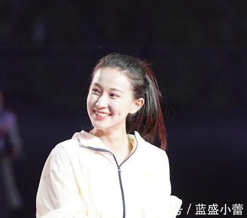 体操运动员|艺术体操女神晒照,自称是假笑少女,梨涡浅笑的她,一字马很吸睛!