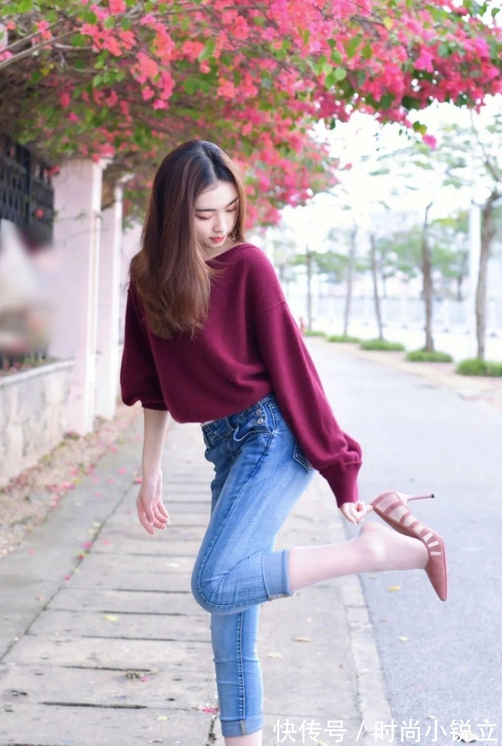 紧身裤|比花还美的小姐姐，紧身牛仔裤让她足够出彩
