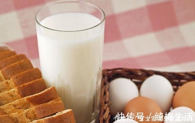 du水煮蛋，用清水煮那是“外行”，水中多加这两样，鸡蛋又鲜又嫩