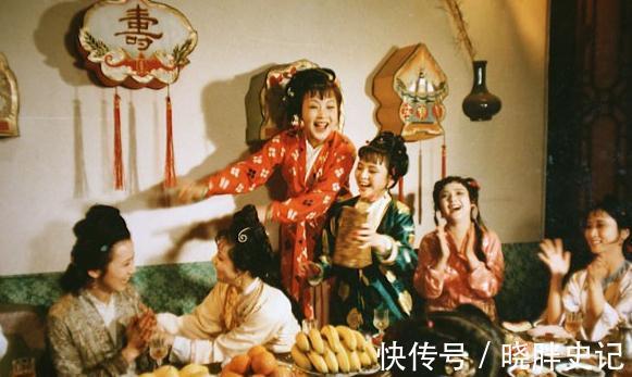 王夫人&贾宝玉生日那天晚上,袭人为什么把芳官扶到宝玉身边睡?