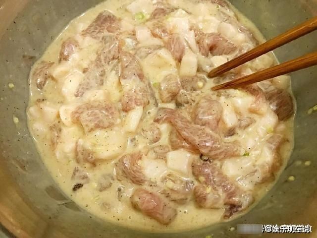  油炸|40年大厨: 炸酥肉不能少了“它”! 否则放一会就回软, 不酥脆
