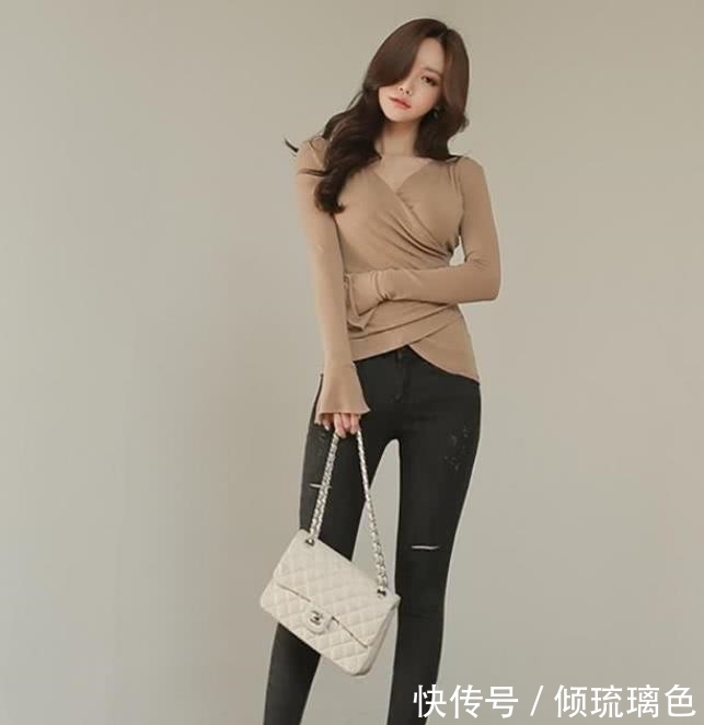 一条潇洒随性的牛仔裤，有助于改善你迟钝的穿衣打扮