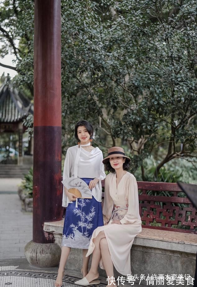 一字领 女人过了55岁，就要少穿小黑裤，学三木妈妈这样穿，优雅显气质