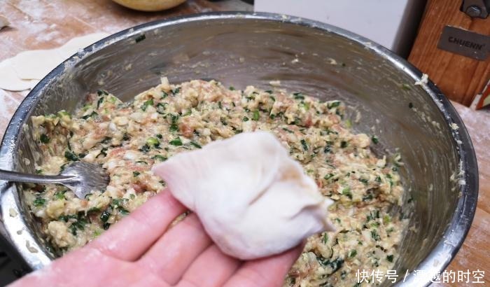 宅家21天,媳妇天天只给吃白菜,老公发朋友圈诉苦,朋友知足吧