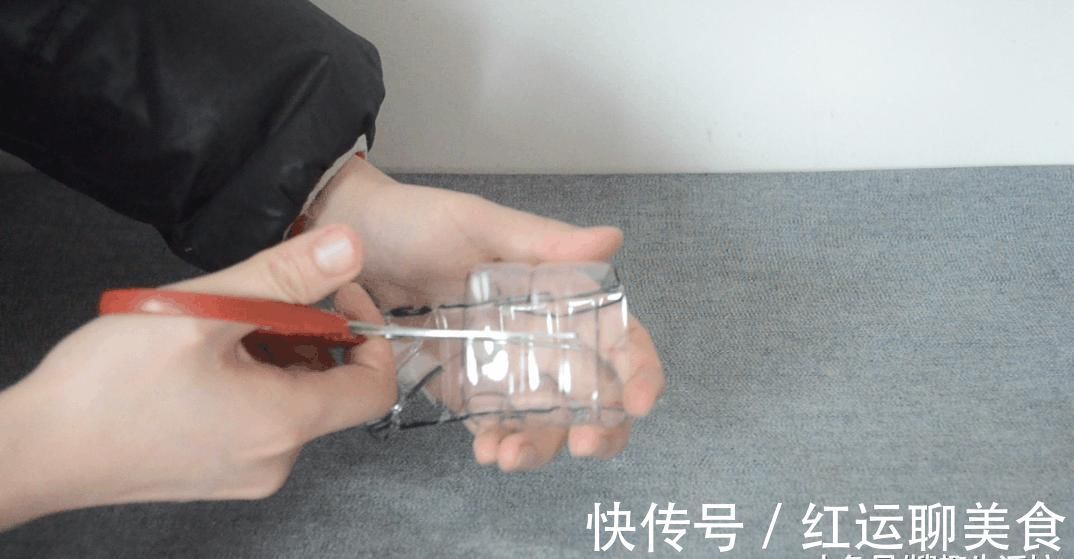 塑料瓶|才知道窗帘旁放个塑料瓶的好处, 真是太实用了, 家家户户都用得到