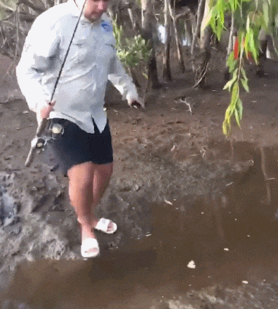 |搞笑GIF:妈呀,这魔鬼的步伐,摔得可不轻