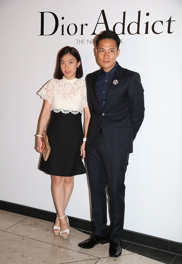 甘比|甘比这次穿对了，身穿一袭黑白色蕾丝拼接连衣裙亮相，优雅又大气