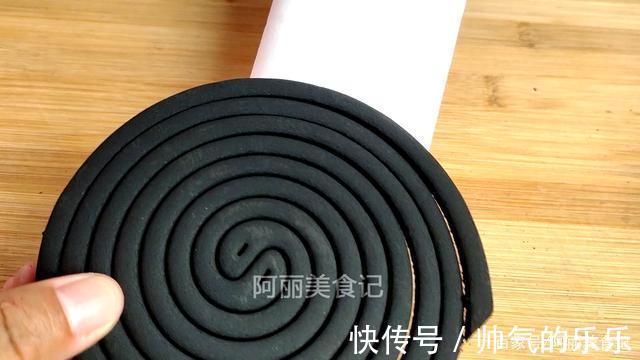 一卷纸巾就能把蚊香完整地分离,一秒一个,真是太神奇了