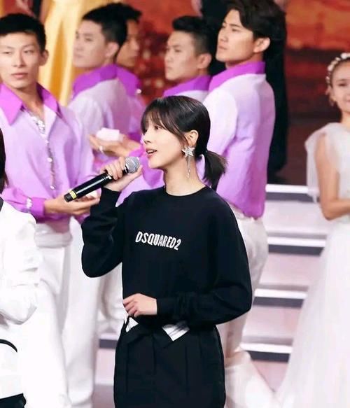 版型|女明星不得了，黑卫衣搭西装裙又美又野，不系扣子反而更时髦