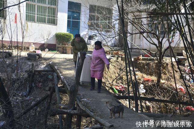 中年|山村百余口如今就剩5个人，隔沟相望的两户邻居，过成一家亲