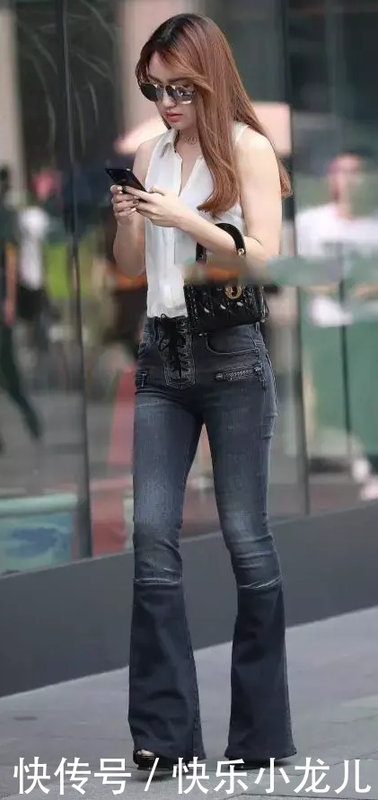 无袖衬背心配喇叭牛仔裤,简约的穿搭风,却给人一种个性美