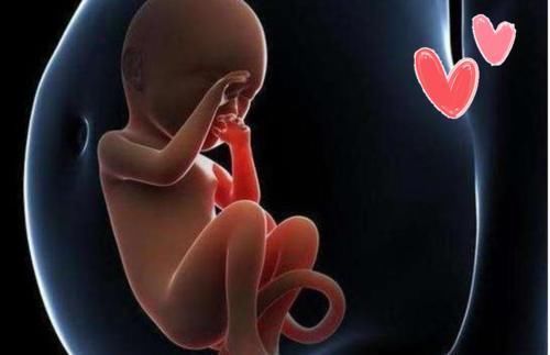 宝宝|为何宝宝睡觉偏爱“举起手来”?投降式睡姿对娃有影响?看完知晓