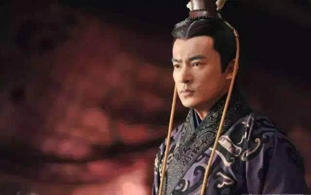 探望|皇帝得病大臣们赶去探望，1位因跑得太快崴脚错过，反而保住1条命！