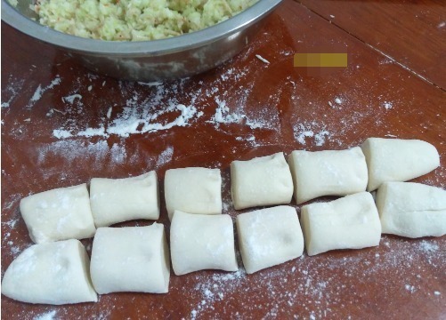 这个包子没有肉却特别鲜，只用俩食材，一个负责香，一个负责鲜！