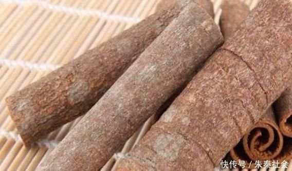 体内湿气|泡脚时水里撒一把，3天逼出体内湿气，大肚腩不见了，腰也细了！