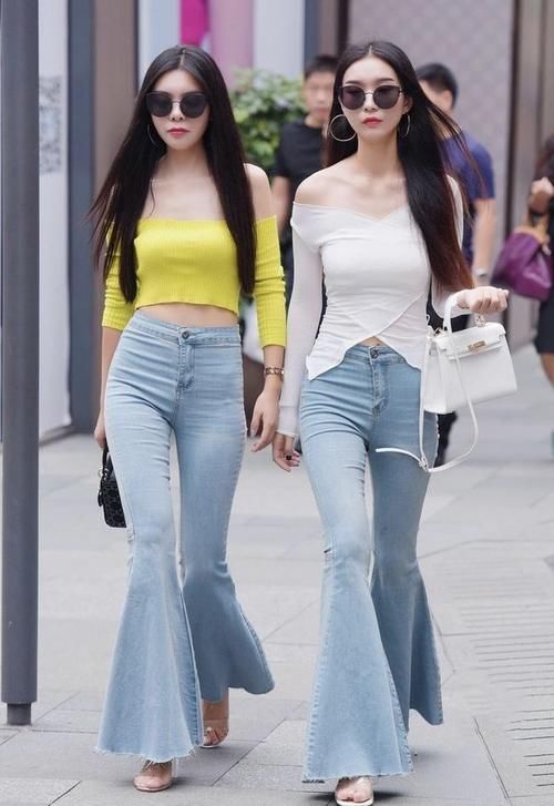 紧身牛仔裤|姐妹花穿同款紧身牛仔裤，简单自然又美丽，你更爱哪个