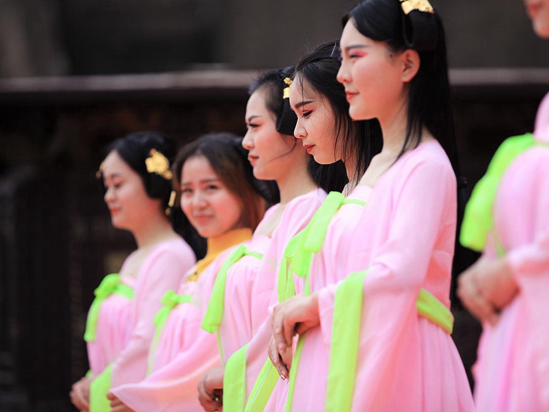 橫店20萬群演現狀：美女成群蹲地上吃盒飯，卻想著“一夜成名”