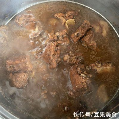 回味无穷的酱炖骨头来拯救你的胃