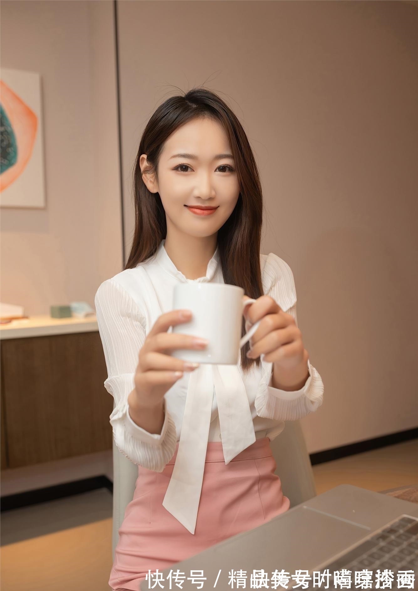 白色 简约百搭的白色衬衫,下搭一条粉色的短裙,让你变得浪漫又时髦