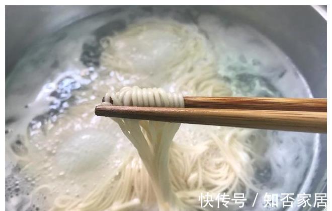 做法|夏天，面条最简单的做法，5分钟上桌，劲道滑爽又开胃，百吃不腻