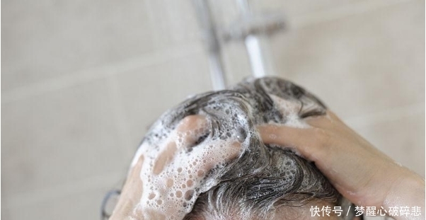 刚洗完头发, 没多久就油了? 也许是你没注意到这4件事