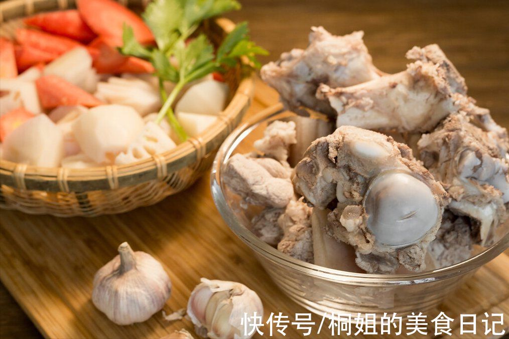 秘诀|炖大骨头汤,直接焯水是错的,大厨教你不外传秘诀,骨汤浓白好喝