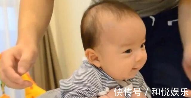 宝宝|0-12个月宝宝大动作发育时间表,你家娃达标没新手爸妈收藏