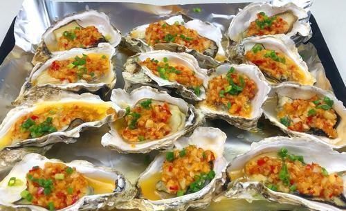 蒸生蚝,直接上锅蒸就错了,难怪腥气不好吃,大厨这样蒸才对