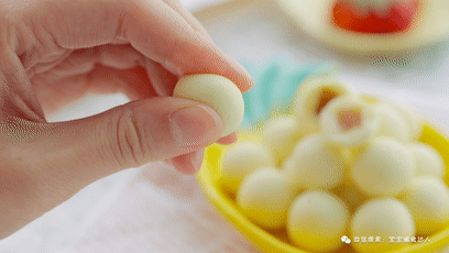 不用开火,3种食材放一起,揉一揉就能吃!开年最简单的小零食