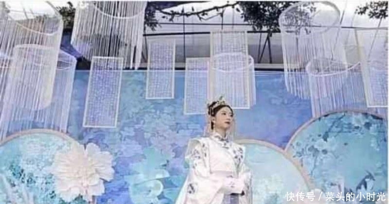 出场|新娘穿“青花瓷”婚纱出场,十分吸睛,网友:第一次见这种婚纱