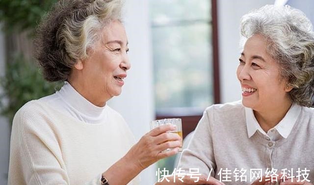 打理 年过七十就别再纠结要不要染发,显老的不是白发,是不适合的发型!